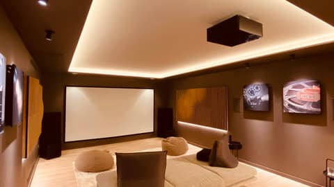 Plano general de home cinema acogedor con domótica en el hogar