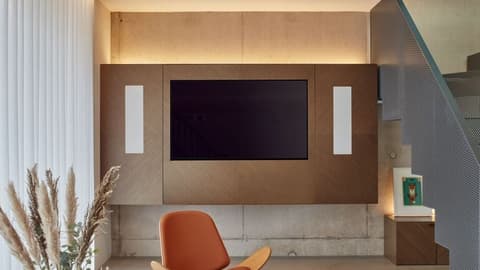 Audio y sonido envolvente para un hogar. Habitación moderna con una gran TV de plasma
