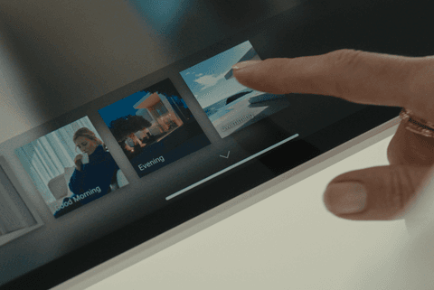 Mano de mujer haciendo configuración de instalaciones domóticas y automáticas en una tablet