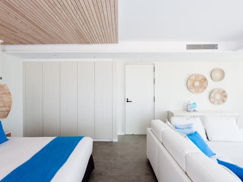dormitorio con sofa