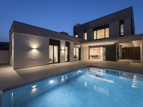 piscina casa iluminacion nocturna