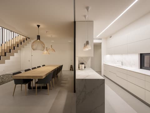 comedor y cocina iluminados