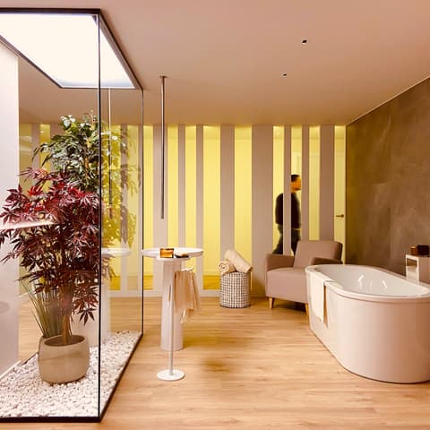 baño con planta y bañera